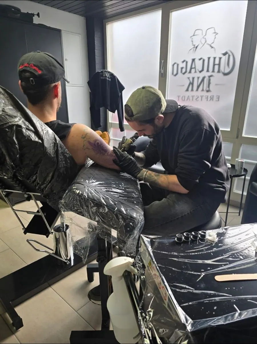 Zwei Artists bei der Arbeit im Studio
